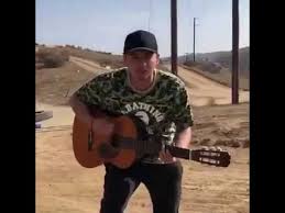 Está basada en la aceleración que produciría la gravedad de la tierra en un objeto cualquiera. Vocalista De Fuerza Regida Quiebra Guitarra Youtube