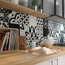 1 la credence a carreaux de ciment dynamise la cuisine cet haussmannien de 250 m2 a ete totalement relooke par architectes dinterieur pierre petit et isabelle massondans la cuisine le duo a installe une credence en carreaux. Patchwork Noir Et Blanc En Carreaux De Ciment Leroy Merlin