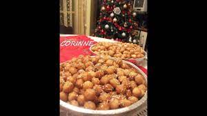 Da buona napoletana oggi non posso non presentarvi un dolce tipico della mia regione, oggi ho preparato gli struffoli con la ricetta antica della mia mamma, quella che nella mia famiglia si tramanda da madre in figlia 🙂. Struffoli Morbidi La Ricetta Della Nonna Youtube