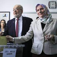 Saadet partisi genel başkanı temel karamollaoğlu ile evlendikten sonra müslüman ve türk vatandaşı olan ayşe karamollaoğlu ilk kez görüntülendi. Son Dakika Haberi Temel Karamollaoglu Oyunu Kullandi Haberturk Tv