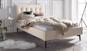Eine idee fürs schlafzimmer, wenn diese nicht nur zum schlafen genutzt wird Bett Dekorieren Gestaltungstipps Furs Bett Baur