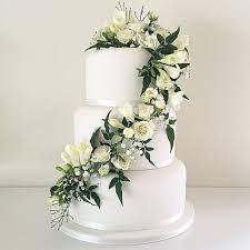 White Wedding Cake With Trailing Fresh White Flowers And Greenery Cake Decorating With Fondant Fondant Flowers Fondant Wedding Cakes