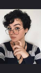 Androgyny haircut is the latest trend in the fashion world and has got fair popularity in such a short one of the cutest look in androgynous hairstyles. Pin On How To Make Your Hair Curly
