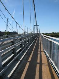 La piste cyclable est une chaussée physiquement séparée de la circulation motorisée et dont l'usage est exclusivement réservé aux cyclistes. Pont Suspendu De Beauharnois Beauharnois Salaberry De Valleyfield Structurae