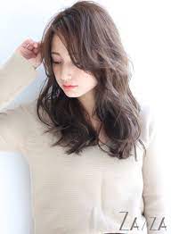 前髪長めの大人ロング 髪型ロング ヘアスタイル セミロング パーマ 前髪なし