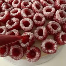 Bonsoir valerie, c'est un regal des yeux que de voir et lire vos merveilleuses recettes. Le Cheesecake Framboise Basilic
