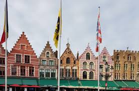 Bruxelles a fost zguduit marti dimineata de mai multe atentate teroriste, cu puternice explozii la un aeroport international si in metrou, soldate cu cel putin 34 de morti, potrivit unor bilanturi provizorii, iar o paralizie aproape generala blocheaza capitala belgiana. Vacanta In Bruxelles Si Bruges