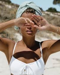 Güneş kremleri, yazın çantada olması gereken ürünler arasında ve elbette cildimizi korumak, sağlıklı bronzlaşmak için de olmazsa olmazlardan. En Iyi Renkli Gunes Kremleri Yaz Resimleri Plaj Cekimi Kadin