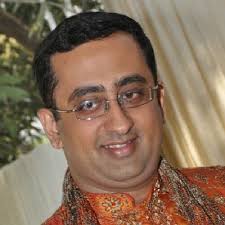 I'm the speck in the middle , the Komatsu pc7000 is colassal I can only  imagine how large the pc800 is .