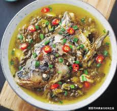 这样做的酸菜鱼头汤，汤汁酸爽，鱼肉鲜嫩，用鱼汤泡饭，多吃几碗_小米