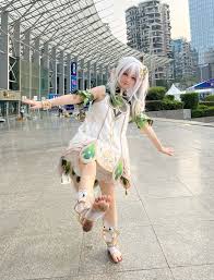 荣小兔头on X: 可怜的小草神，没有鞋穿，jio黢黑😂😂 genshin cosplay コスプレ原神小吉祥草王t.conYWP8IKlm0   X