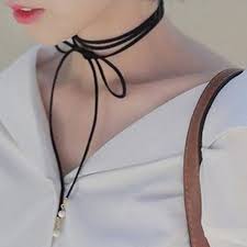 Ein Angesagtes Schmuckstuck Das Trendliebende Frauen Begeistern Wird Das Schicke Choker Halsband Aus Schwarzem Wildleder Enger Kragen Damenschmuck Mode Kette