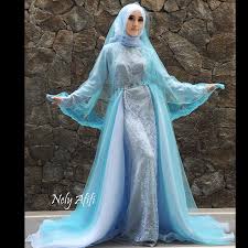 Memilih gaya baju pengantin untuk acara ijab kabul maupun resepsi memang bukan perkara mudah. Baju Pengantin Warna Biru Diary Hijaber
