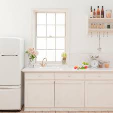 Puedes comprar los kits de cocina.o incluso hacer la renovación poco a poco, comprando primero unos muebles, como por ejemplo los de la parte superior, y más tarde adquirir otra tanda de muebles cuando tu bolsillo así lo permita. 10 Ideas Para Aprovechar El Espacio De Una Cocina Pequena Foto 1