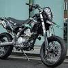 Pada segi disain motor, motor supermoto ini memang sangat mirip dengan motor trail. 1