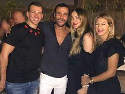 تغزل الفنان محمد إمام فى زوجته، موجها لها كلمات أغنية عمرو دياب الرومانسية معاك قلبى، حيث نشر إمام صورة وهو يحتضن زوجته عبر حسابه على موقع تبادل الصور إنستجرام، ونالت الصورة إعجاب العشرات من متابعيه. Ø²ÙˆØ¬Ø© Ù…Ø­Ù…Ø¯ Ø¥Ù…Ø§Ù… ØªØ®Ø·Ù Ø§Ù„Ø£Ù†Ø¸Ø§Ø± Ø¨Ø¬Ù…Ø§Ù„Ù‡Ø§ ÙÙŠ Ø¹ÙŠØ¯ Ù…ÙŠÙ„Ø§Ø¯Ù‡ Ù„ÙŠØ§Ù„ÙŠÙ†Ø§