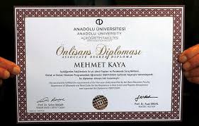 Merhaba, aöf'nin diploma örneği yukarıdadır ve üzerinde aöf yazmamaktadır. 72 Yasindaki Mehmet Dede Ucuncu Universite Diplomasini Aldi