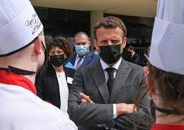 On peut détester macron et sa politique, mais on ne frappe pas les gens, et a fortiori bah ca peut faire rire vite fait meme si le mec est pas tres malin, macron avait lui meme ri du fait de s'etre pris un. M1m8vftl05ihxm