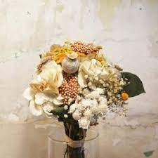 El trabajo artesano con flores preservadas y las propiedades de las piedras naturales, se unen para crear una colección mágica. Comprar Flores Preservadas En Madrid Eternas Liofilizadas