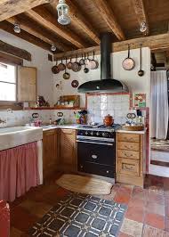 Las cocinas rústicas suelen asociarse a las casas de campo, pero recordad que siempre se puede incorporar este tipo de diseño a cualquier espacio y no sólo la cocina. Vicky S Home Una Vieja Casa De Campo Restaurada An Old Restored Farmhouse Cocinas De Casa Cocina De Campo Decoracion Casas De Campo