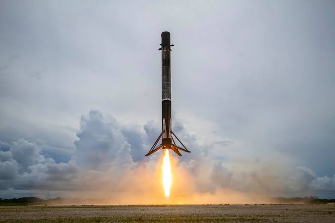 Atterrissage vertical du premier étage d'une Falcon 9, généré par IA