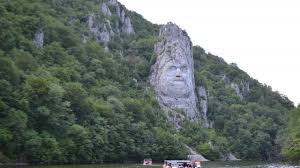 Cascada bigar, desemnata de publicatia online the world geography din sua drept cea mai spectaculoasa cascada din lume, ascunde si legende palatul de clestar este, de fapt, apa inghetata a cascadei, situata exact pe paralela 45, care imparte in jumatate emisfera nordica a pamantului. Exclusiv De La OrÈova La Cazane Pe DunÄre Èi Prin Èinutul Salcamilor InfloriÈi La Cascada BigÄr