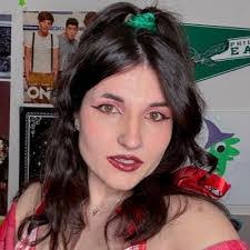 Emily Reavis's Instagram, Twitter & Facebook