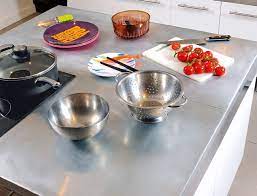 Les bandes de zinc à poser sont préparées dans l'atelier de cédric pradayrol de viviez, et amenées sur le chantier avant leur mise en place. Un Plan De Travail En Zinc