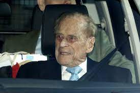 Prinz philip musste freitagmorgen ins krankenhaus gebracht werden. Prinz Philip Neue Fotos Hier Verlasst Er Das Krankenhaus Gala De
