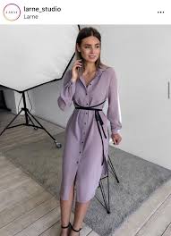 Une robe de soirée en tissu souple et léger et à la couleur sombre, voici une tenue chic pour mettre votre silhouette en valeur lors d'un dîner. Epingle Sur Chic Casual Style Comfy Everyday Wear Etc