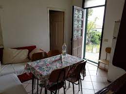 Affittasi appartamento in pieno centro a 20 mt dal mare composto da ingresso, camera,soggiorno con cucinino,bagno e 2 balconi affitti quindicinale o mensile nei mesi. Diano Marina Appartamento In Casa Con Giardino A Imperia In Affitto