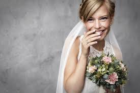 Comme pour la coiffure de mariée, il est important de coordonner votre coupe à votre maquillage, votre tenue d'invitée de mariage et votre personnalité. Les Plus Belles Coiffures De Mariage Pour Cheveux Courts Magazine Avantages