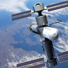 The passengers include the oldest. Im Jahr 2029 Beherrscht Jeff Bezos Das All Und Eine Weltraum Mullabfuhr Beseitigt Alte Satelliten Auto Und Technik Gq