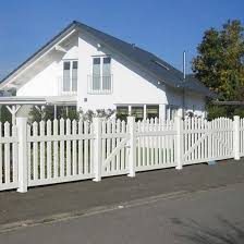 Der Vorgartenzaun Als Visitenkarte Des Hauses Dauerhaft Wie Frisch Gestrichen Senkrecht Gereihte Staketen Bilde Vorgarten Zaun Lattenzaun Garten Weisser Zaun