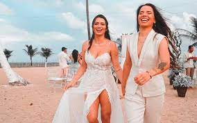 Se faz sentir, faz sentido, começou ela que se declarou ao amado. Cantora Maria Clara Se Casa Com A Namorada Em Cerimonia Intima A Beira Mar Revista Marie Claire Celebridades