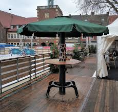 Die Neue Generation Der Stehtische Im Zentrum Befindet Sich Eine Heizquelle Die Mit Holzpellets Betrieben Wird Und Ube Stehtisch Heizstrahler Infrarotstrahler