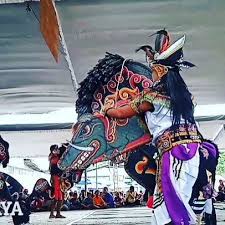 Ragam kesenian di kabupaten kediri tentunya tidak lepas dari sejarah kerajaan kediri.beberapa kesenian khas daerah yang dapat dinikmati wisatawan antara lain seni jaranan, kethek ogleng dll kesenian jaranan menyuguhkan berbagai atraksi menarik yang kadang mampu membangkitkan. Kudakepang Instagram Posts Photos And Videos Picuki Com