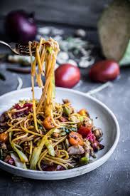Anda dapat mencoba mempraktikkannya di rumah. Indonesian Mie Goreng Indonesian Stir Fried Noodles Vegetarian Entrees Vegetarian Pasta Recipes Asian Recipes