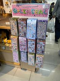 近頃、ボンボンドロップシールなるものが大流行りらしい。  ショッピングモールなどに出かけると、ゲーム屋さんや雑貨屋さん、キャラクターグッズショップなど、どこもかしこも品切れ状態。  再入荷しようものなら、多くの人が群がる異様な光景。 しかし、たまたま入った ...