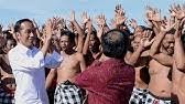 Monyet pake jas hujan warna hijau : Presiden Jokowi Terobos Hujan Deras Pakai Jas Hujan Rp 10 000 Saat Kunjungi Korban Bencana Youtube