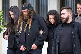Σε γραπτή του δήλωση ο πατέρας του βαγγέλη, ανδρέας γιακουμάκης, ευχαρίστησε τον κόσμο για «την αγάπη και. Sto Edwlio Shmera H Parea Twn Sklhrwn Gia To Bullying Ston Adikoxameno Baggelh Giakoymakh Newsbreak