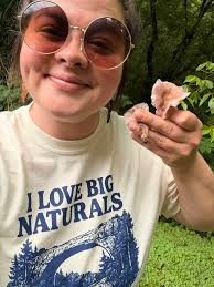 Mushroom lesson time! A common ID request I get this time a year is for  these fellers right here, sordid blewit mushrooms (Collybia sordida,  previously Lepista sordida). 💜 They looove to grow