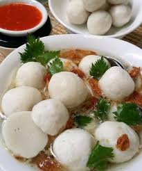 Masak air hingga mendidih lalu masukkan bakso kedalamnya; Resep Sup Bakso Ikan Engjan