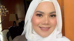 Sarita abdul mukti mengundang kritik usai pamer foto trekking tanpa memakai hijab panjang seperti biasanya. Present At The Children S Birthday Sarita Abdul Mukti And Faisal Harris Were Prayed For Netral News