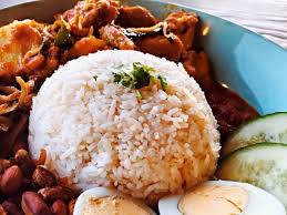 Nasi lemak merupakan makanan kegemaran bagi orang malaysia dan singapura terutamanya sebagai sarapan pagi. Makanan Indonesia Mirip Malaysia