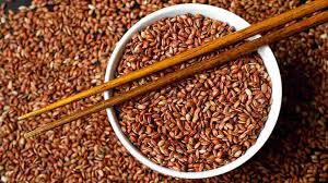 Beras merah juga kaya akan kandungan serat yang bermanfaat untuk menurunkan kolesterol. Optimalkan Program Diet Dengan Beras Merah