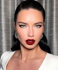 50 Romantic Wedding Makeup Looks To Wear On Your Big Day In 2021 Womens Makeup Makeup Looks Wedding Makeup Looks