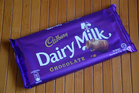 Gambar 6 coklat cadbury di rak dengan warna kemasan yang berbeda dengan yang lainnya, yaitu warna ungu. Resepi Kek Butter Coklat Cadbury