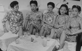 Asian Women In Vintage Cheongsam에있는핀