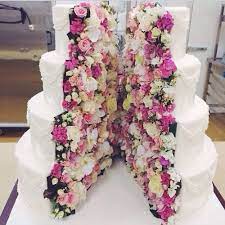 Cake with flowers in the middle. Gorgeous Wedding Cake Split Down The Middle With Flowers Inside Bolo De Casamento Design De Bolo Bolos Bonitos